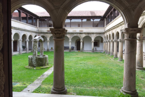 Vista interior claustro de Ferreira de Pantón